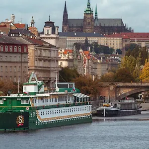 Botel Admiral, Praag