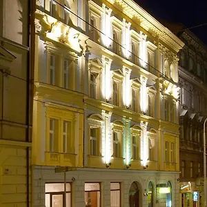 Otel Patio, Prag