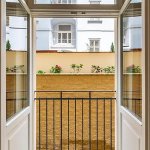 4* Ξενοδοχείο με διαμερίσματα Petrin Tower